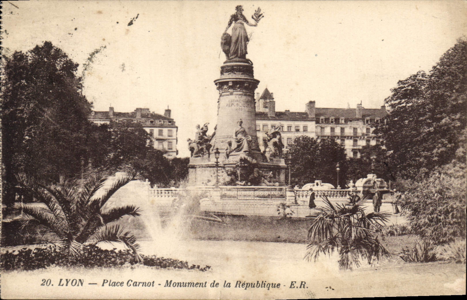 CPA Lyon Place Carnot Monument de la Republique