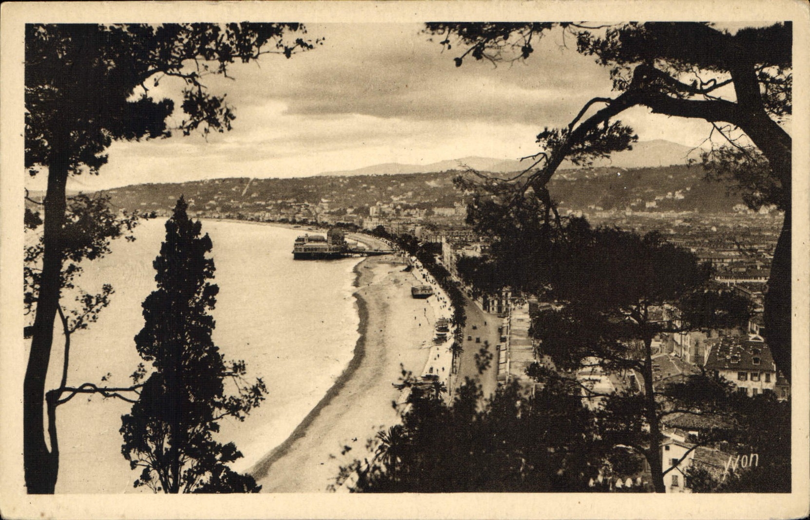 CPA Cote d'Azur Nice Alpes Maritimes Vue generale et Baie des Anges 