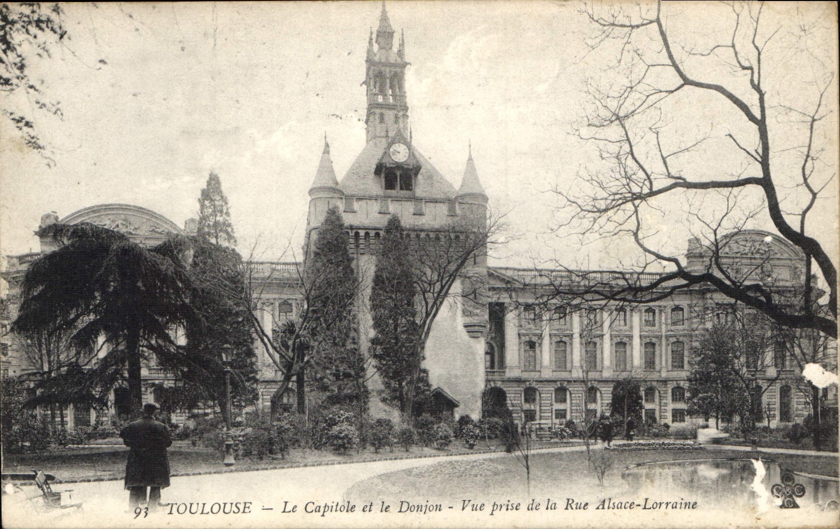 CPA Toulouse Le Capitole et le Donjon Vue prise de la Rue Alsace Lorraine 
