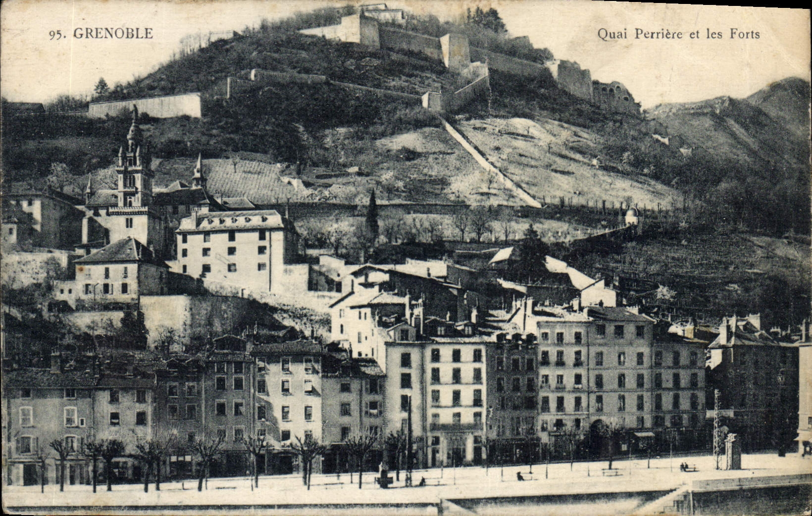 CPA Grenoble Quai Perriere et les Forts 