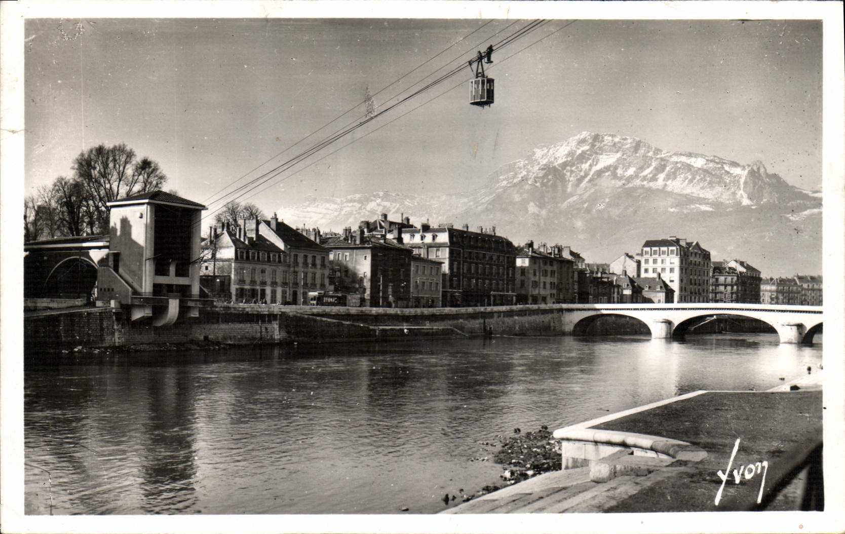 CPA Grenoble Isere Les quais au fond le Moucherotte 