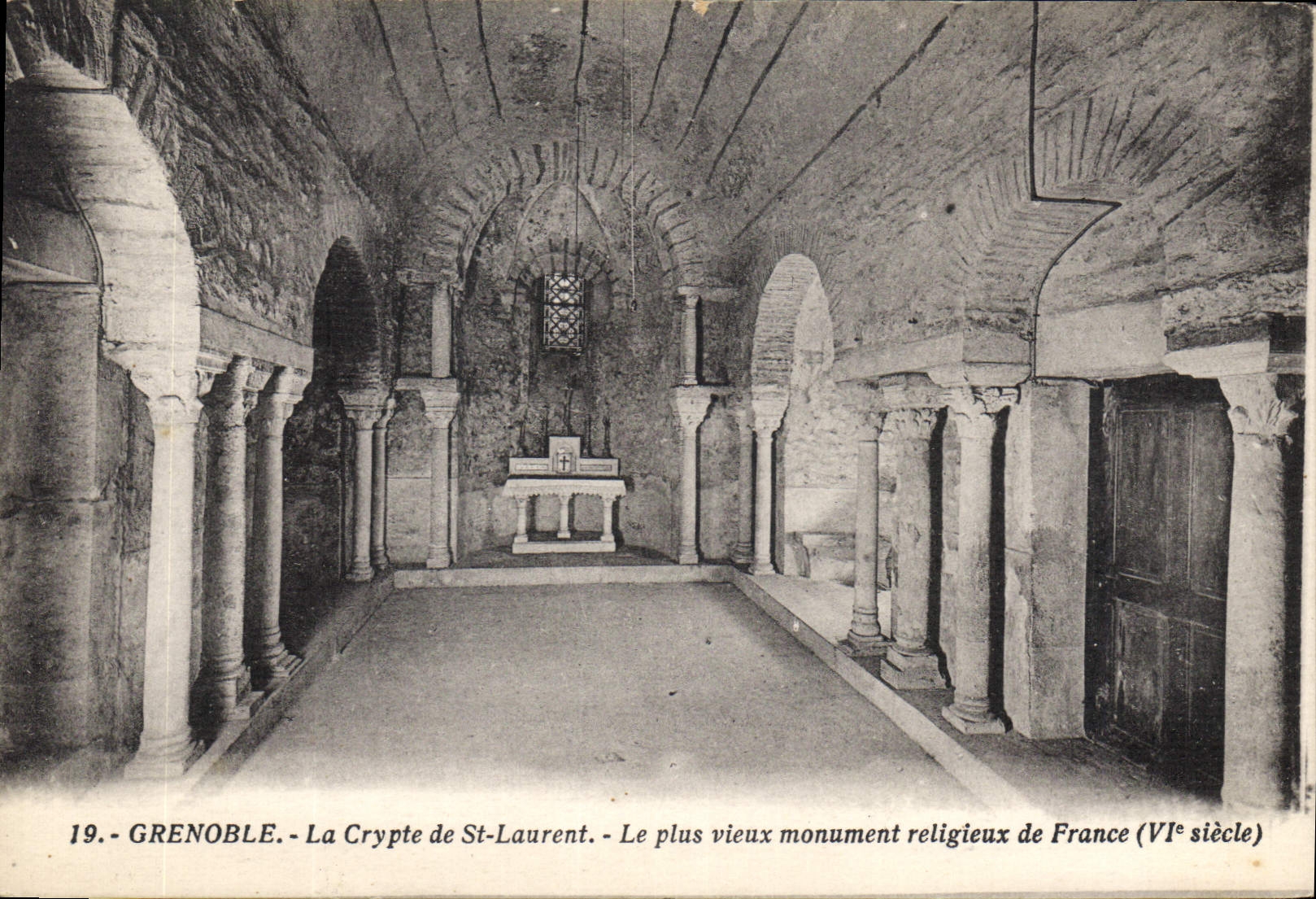 CPA Grenoble La Crypte de St Laurent Le plus vieux de St Laurent 