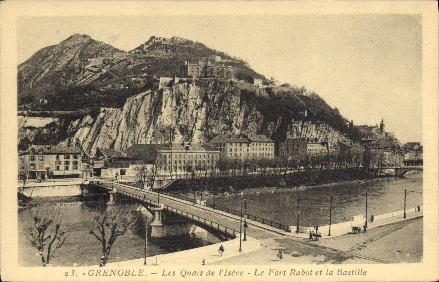 CPA Grenoble Les Quais de l'Isere Le Fort et la Bastille 