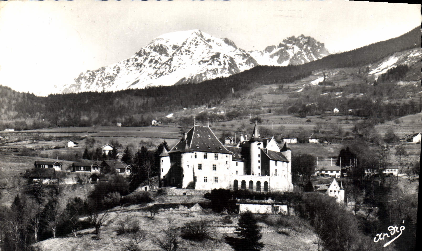 CPA Uriage les Bains Le Chateau et le colon