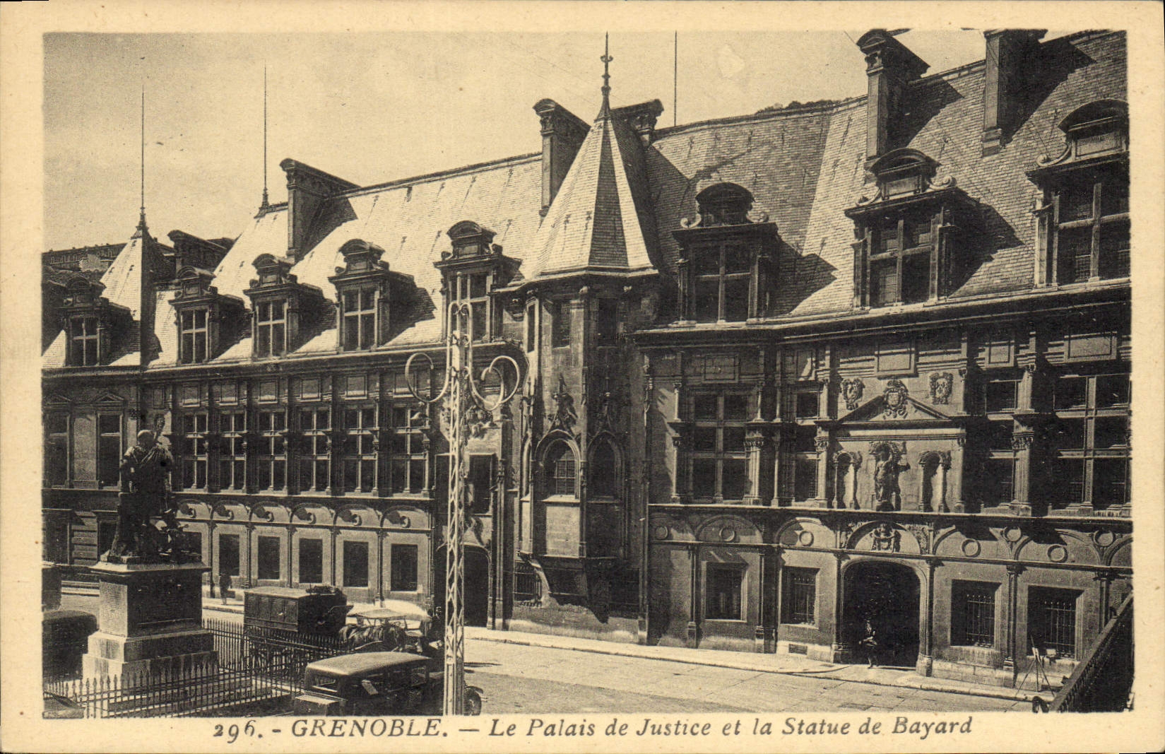 CPA Grenoble Le Palais de Justice et la Statue de Bayard 