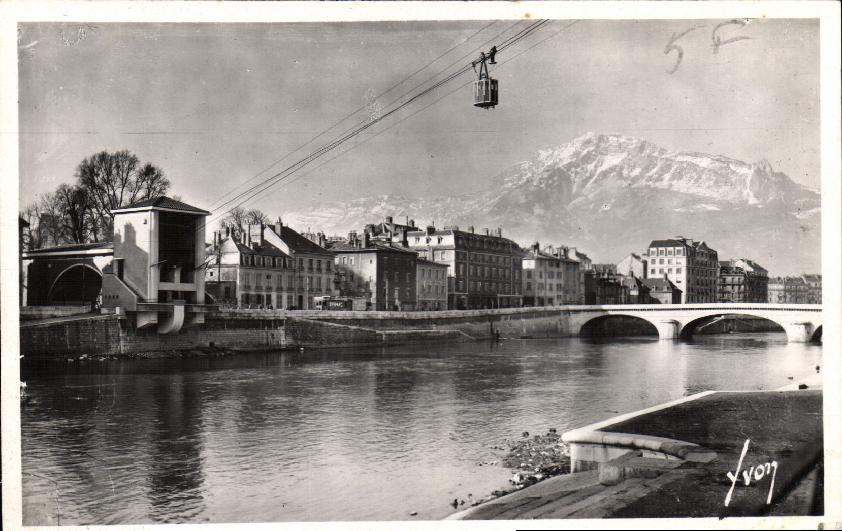 CPA Grenoble Isere Les quais au fond le Moucherotte Teleferique