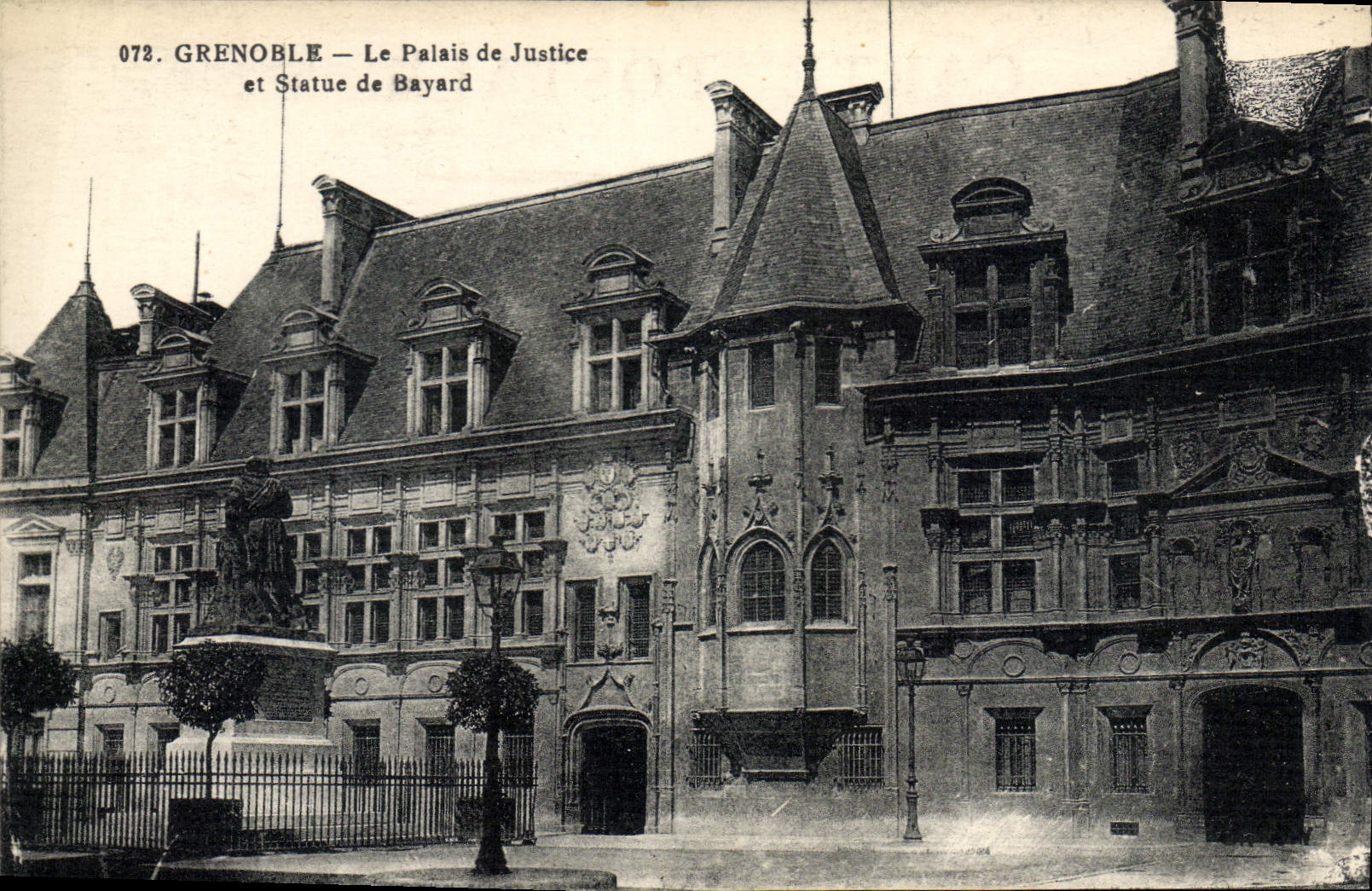 CPA Grenoble Le Palais de Justice et Statue de Bayard 