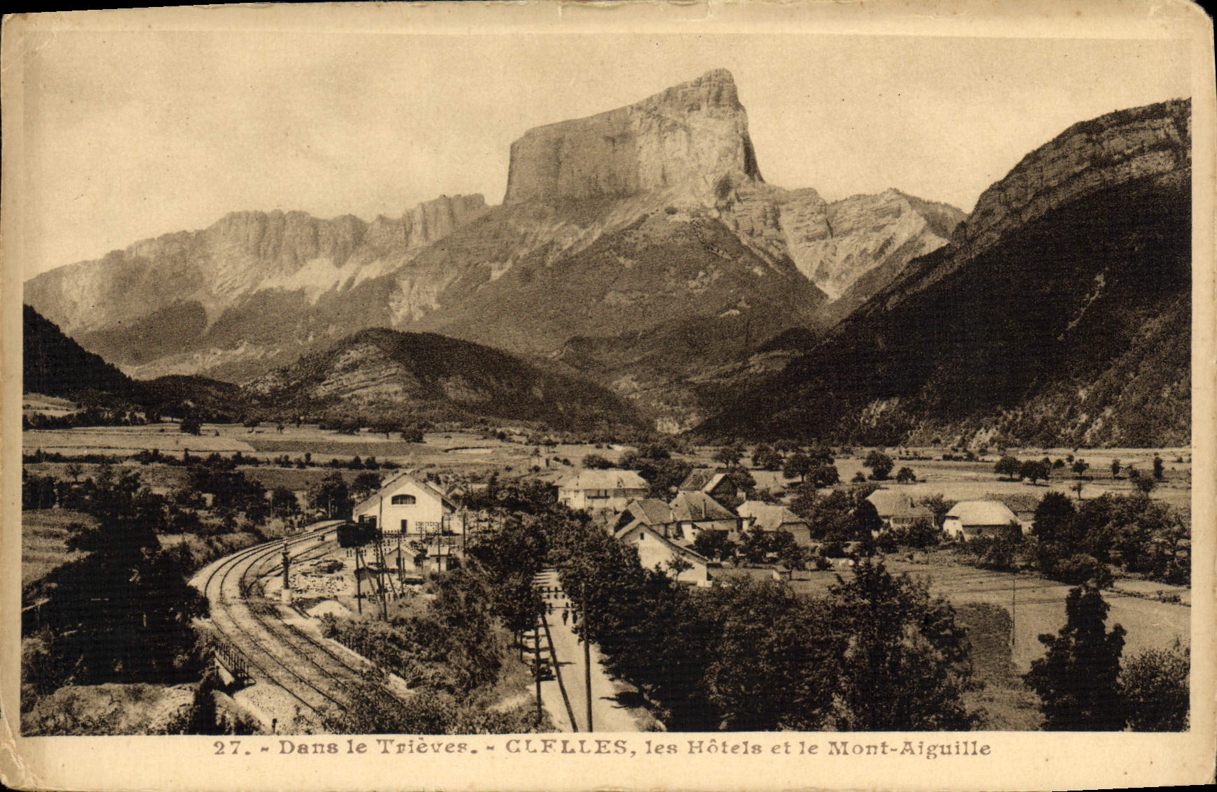 CPA Dans le Trieves Cuelles les Hotels et le Mont Aiguille