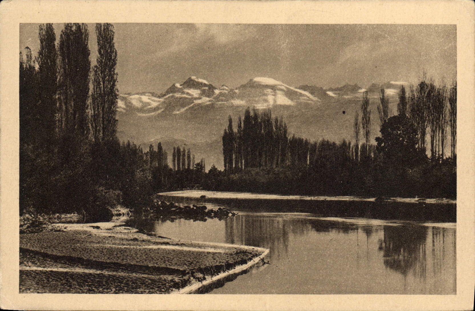 CPA Grenoble Les Bords de l'Isere et la Chaine des Alpes 