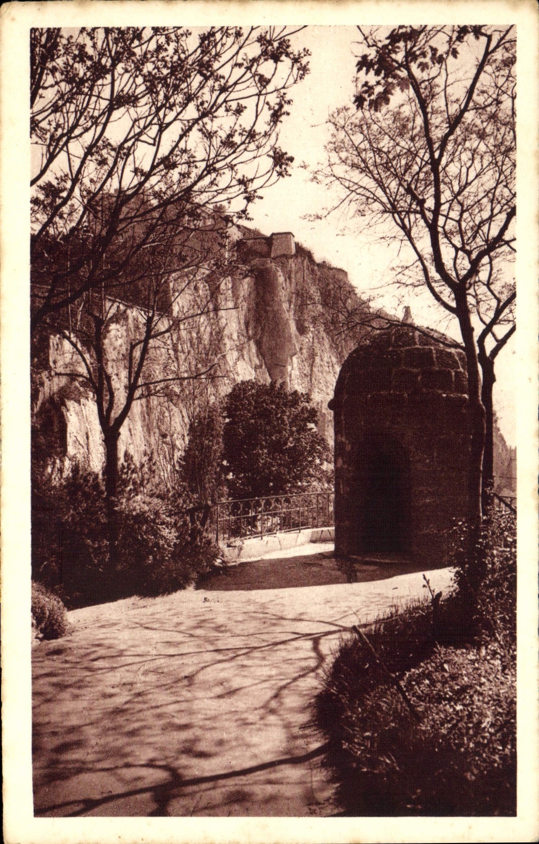 CPA Grenoble Le Jardin des Dauphins 