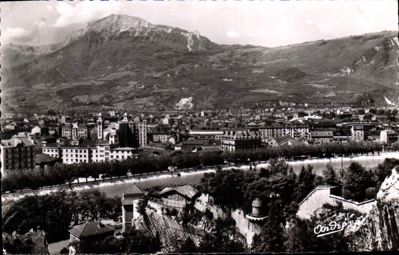 CPA Les Belles Alpes Francaises Grenoble vue prise du Jardin des dauphins au fond le Moucherotte 