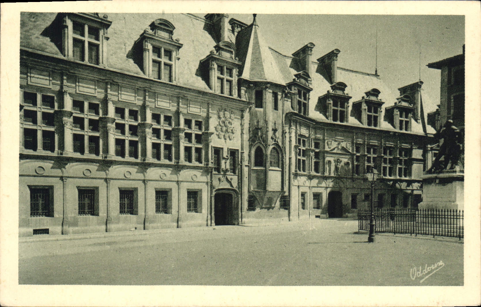 CPA Grenoble le Palais de Justice Statue de Bayard 