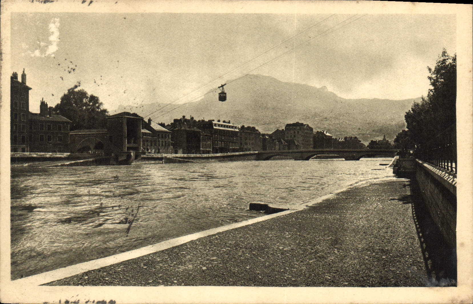CPA Grenoble le Teleferique sur l'Isere 