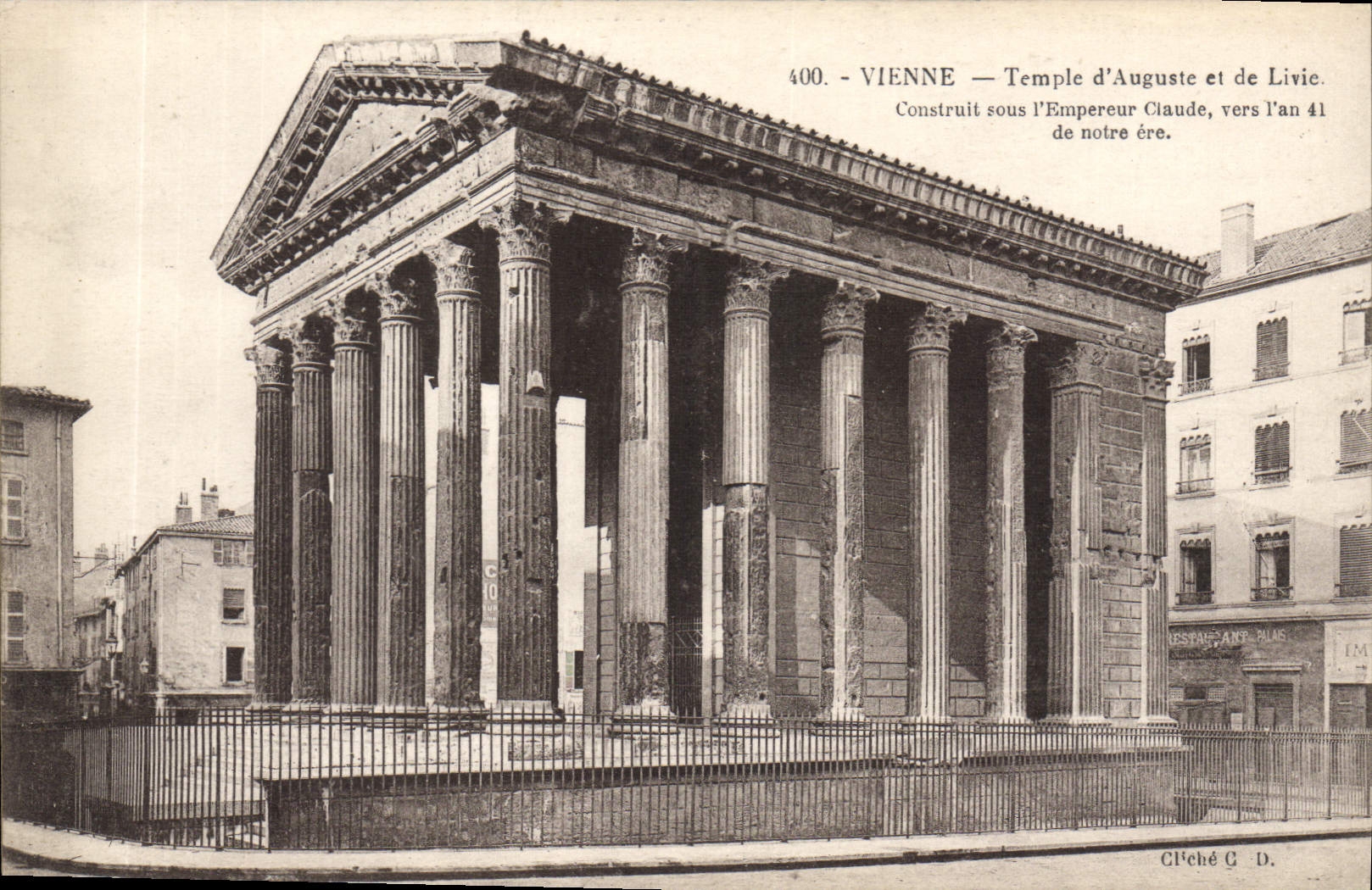 CPA Vienne Temple d'Auguste et de Livie Construit sous l'Empereur Claude vers l'an 41 de notre ere