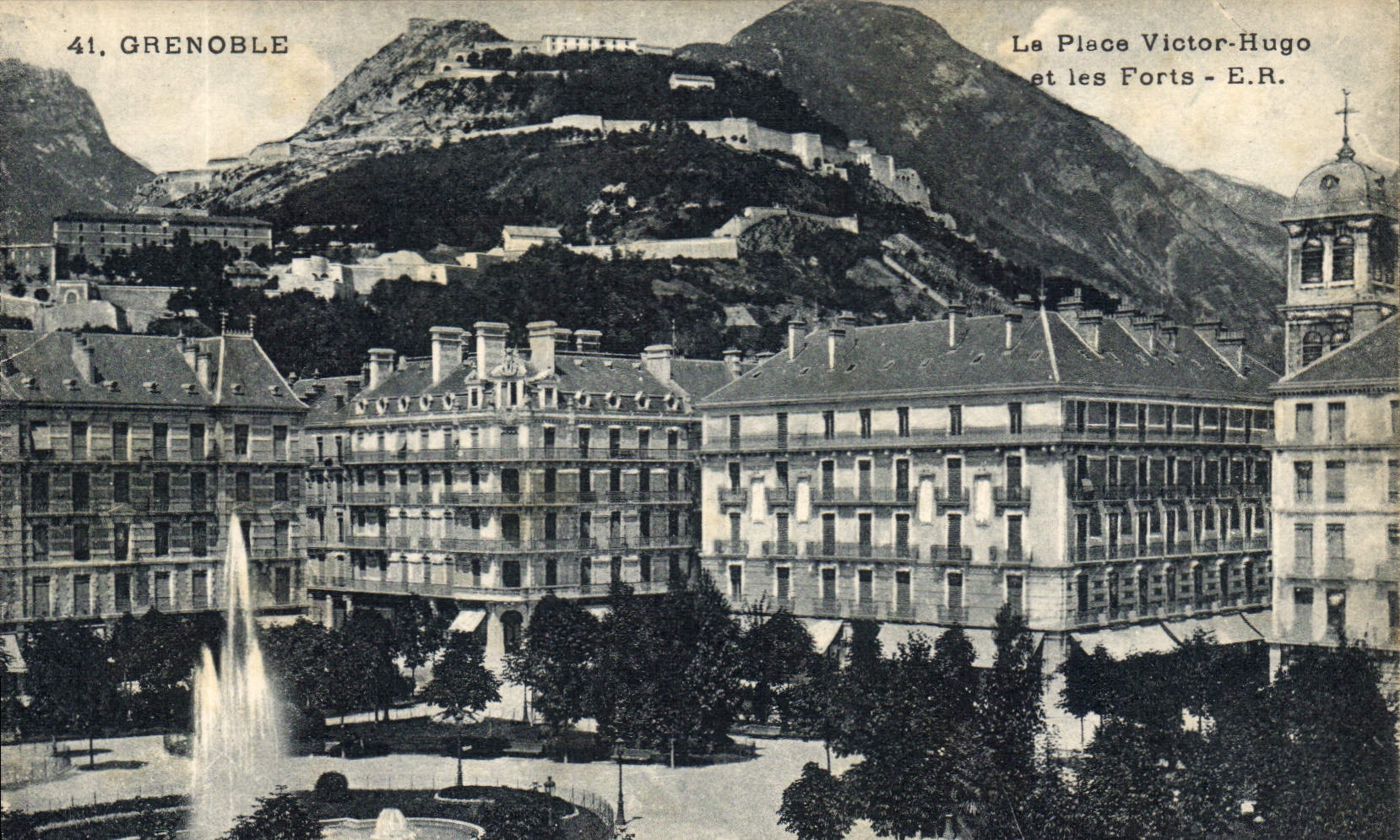 CPA Grenoble La Place Victor Hugo et les Forts 