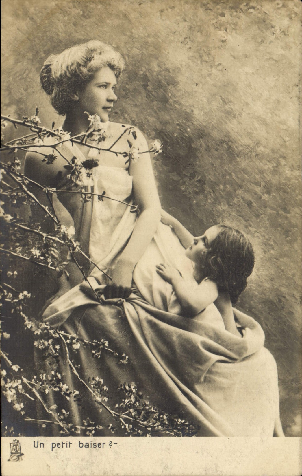 CPA Un petit baiser Femme Enfant