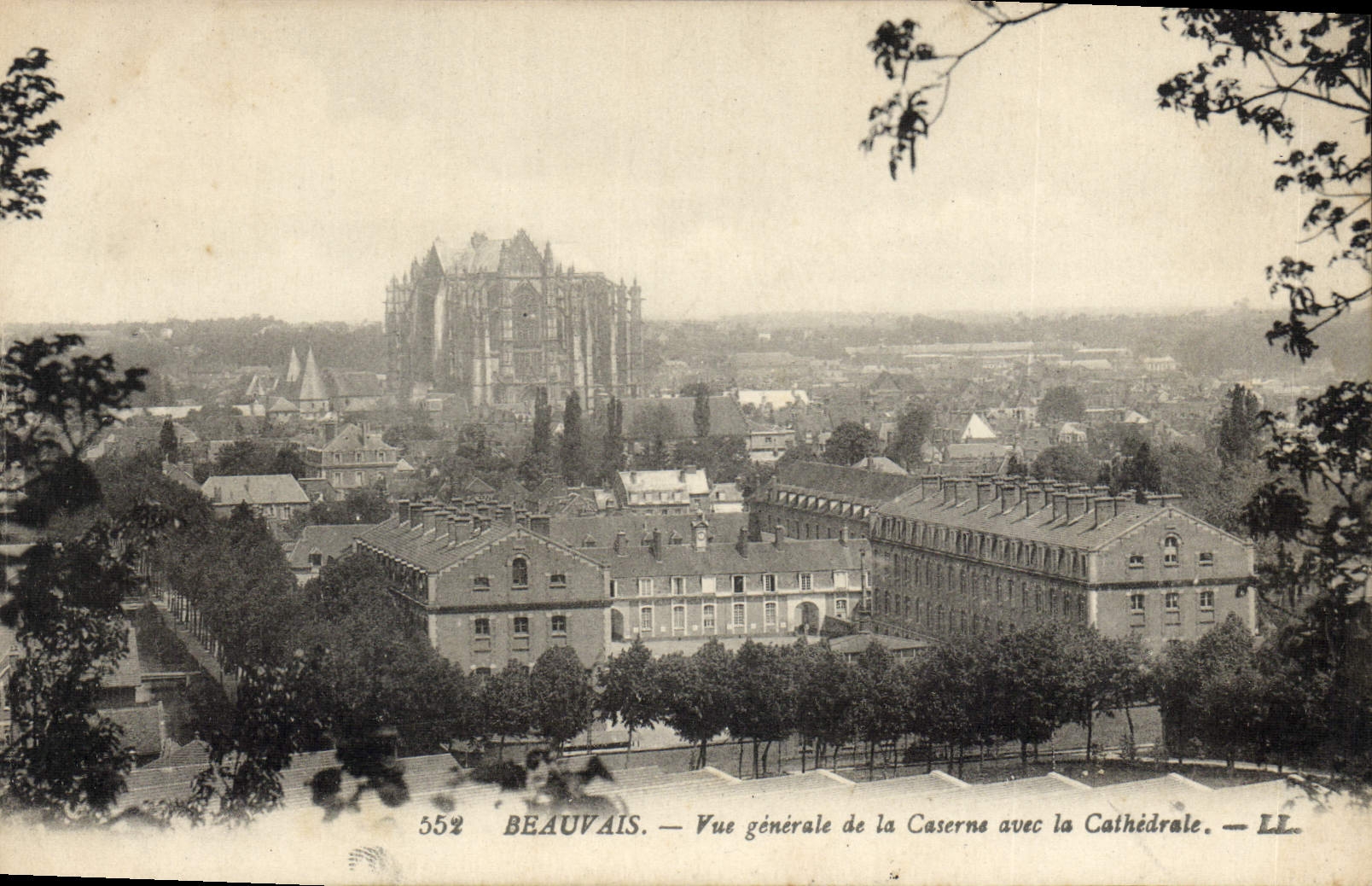 CPA Chateau de Beauvais Vue generale de la Caserne avec la Cathedrale Militaria