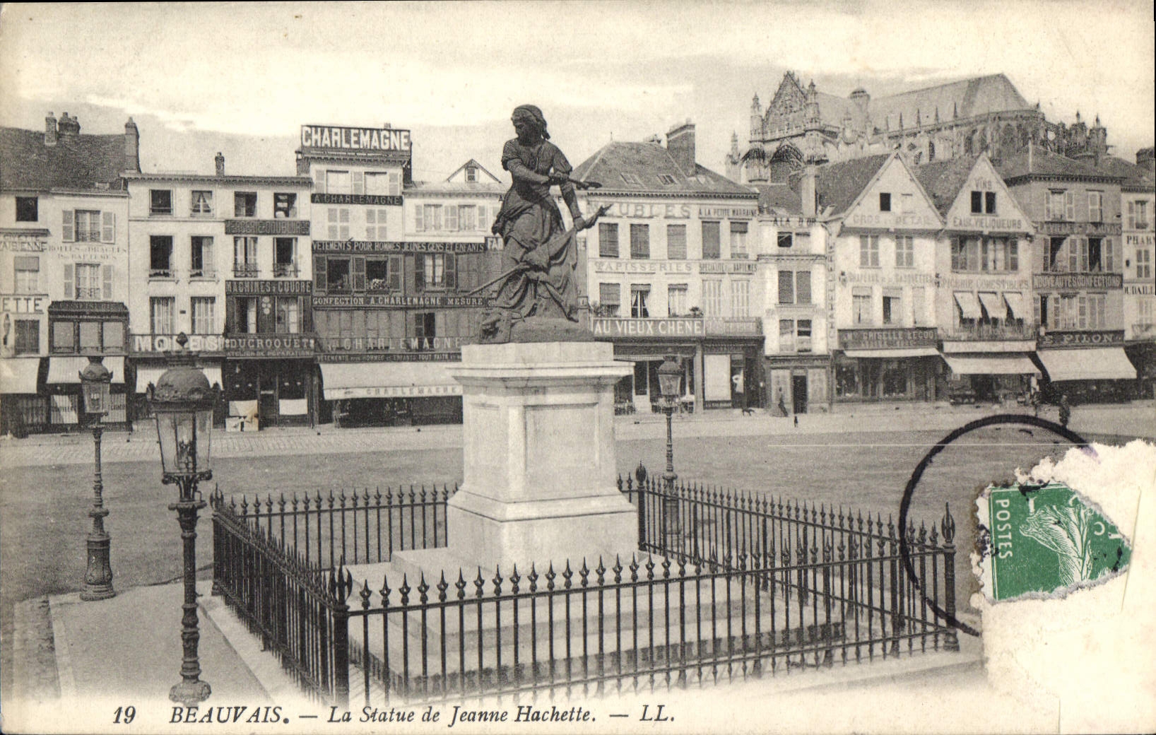 CPA Beauvais La Statue de Jeanne Hachette 