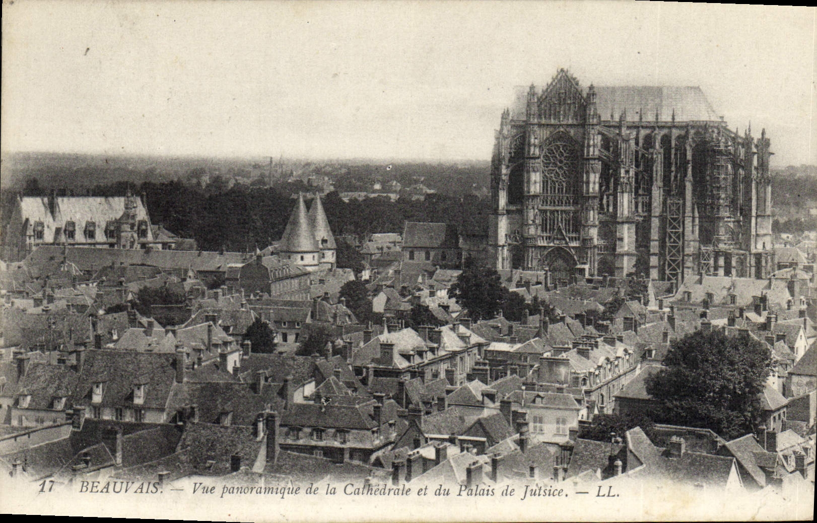 CPA Beauvais vue panoramique de la Cathedrale et du Palais de Justice