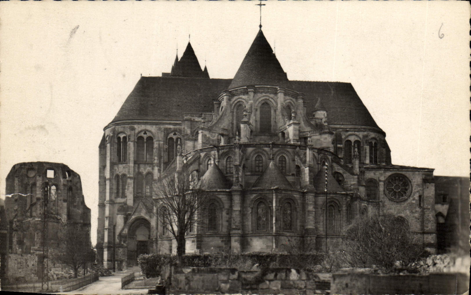 CPA Noyon l'Abside de la Cathedrale