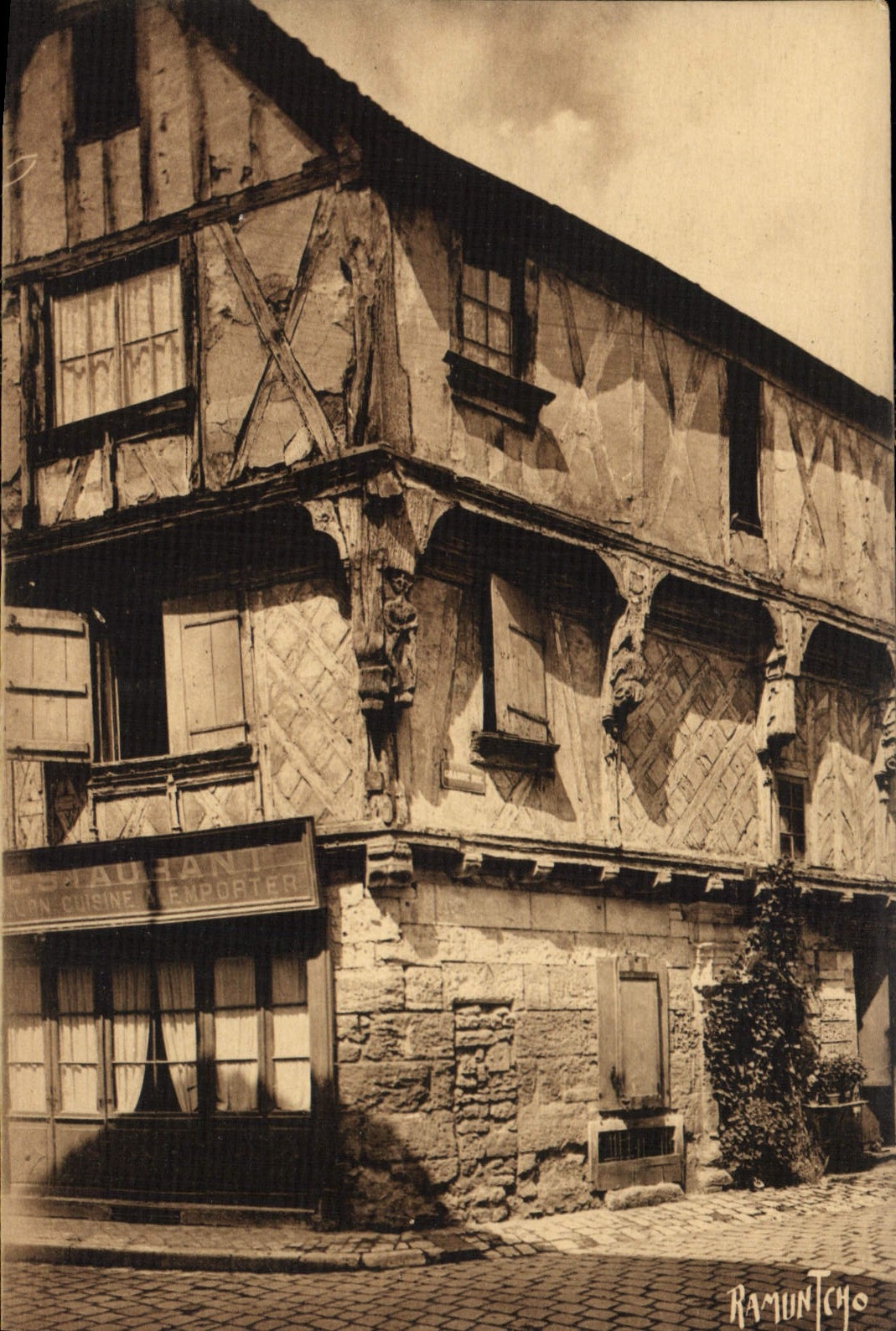 CPA Vieux Cognac Maison du XV siecle a l'Entree de la Rue Grande
