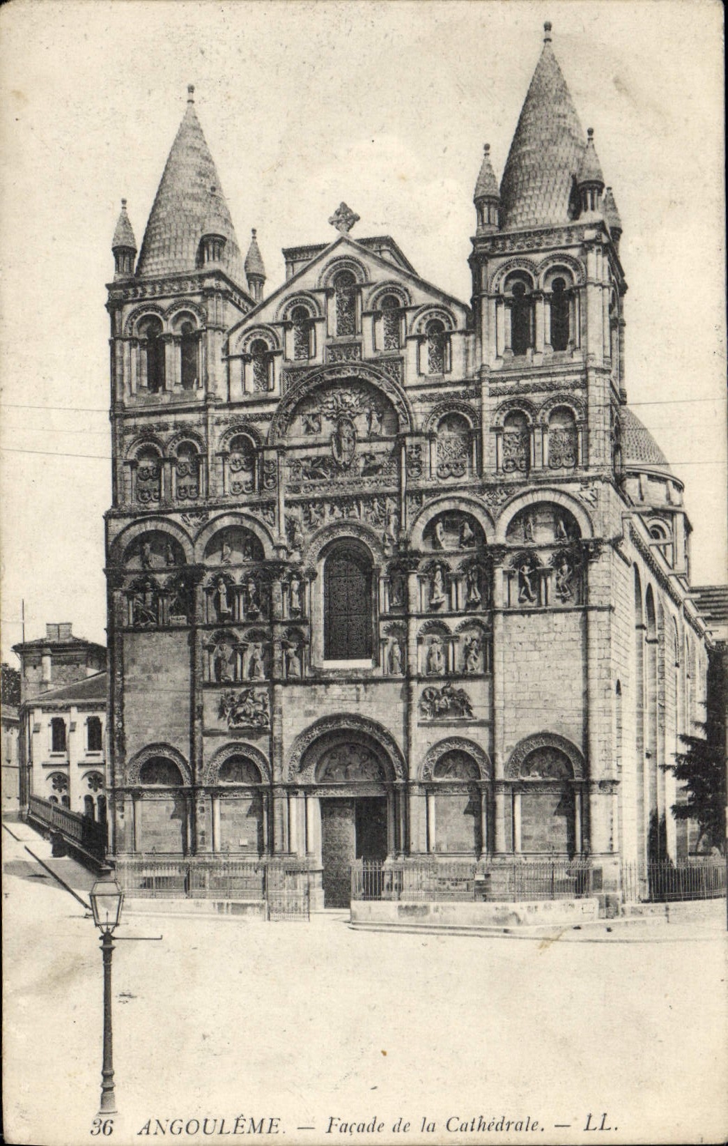 CPA Angouleme Facade de la Cathedrale 