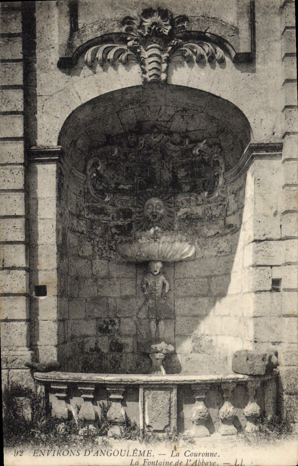 CPA Environs d'Angouleme La Couronne la Fontaine de l'Abbaye 