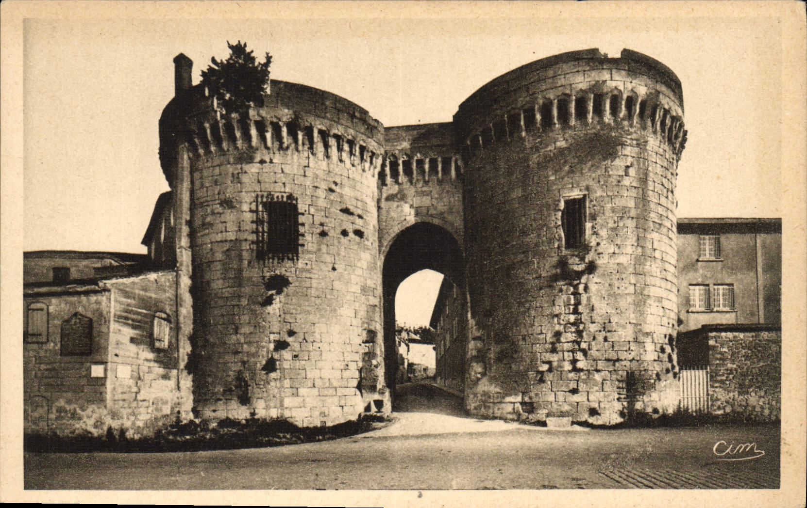 CPA Cognac Charente les vieilles Tours 