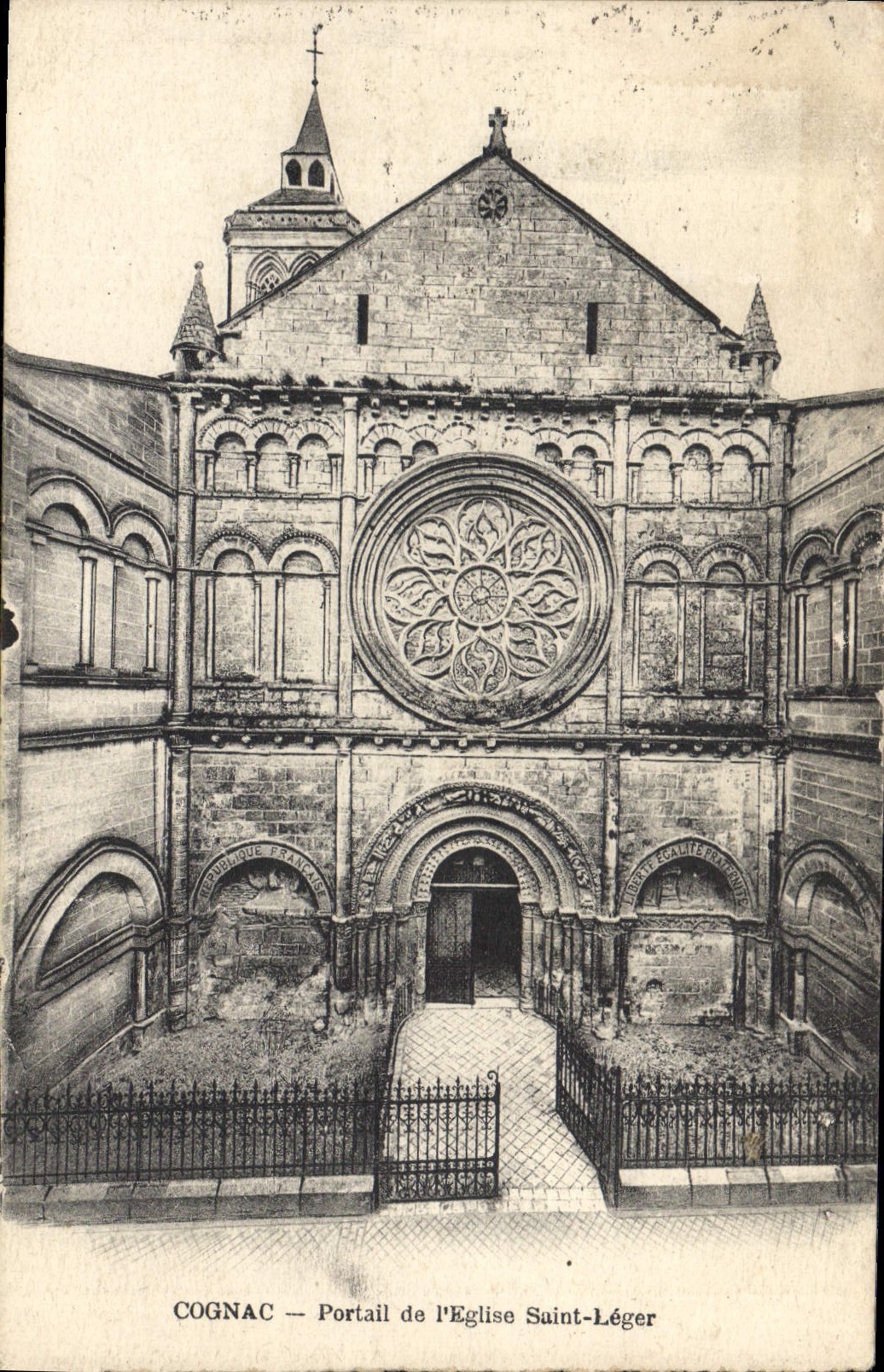 CPA Cognac Portail de l'Eglise Saint Leger