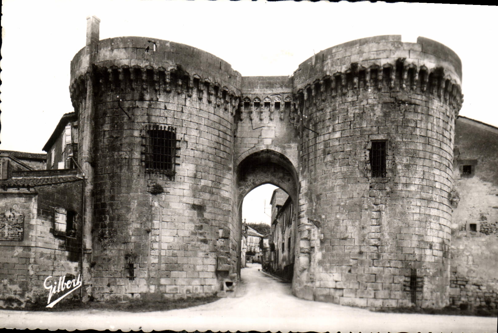 CPA Cognac Charente les Vieilles Tours du Chateau