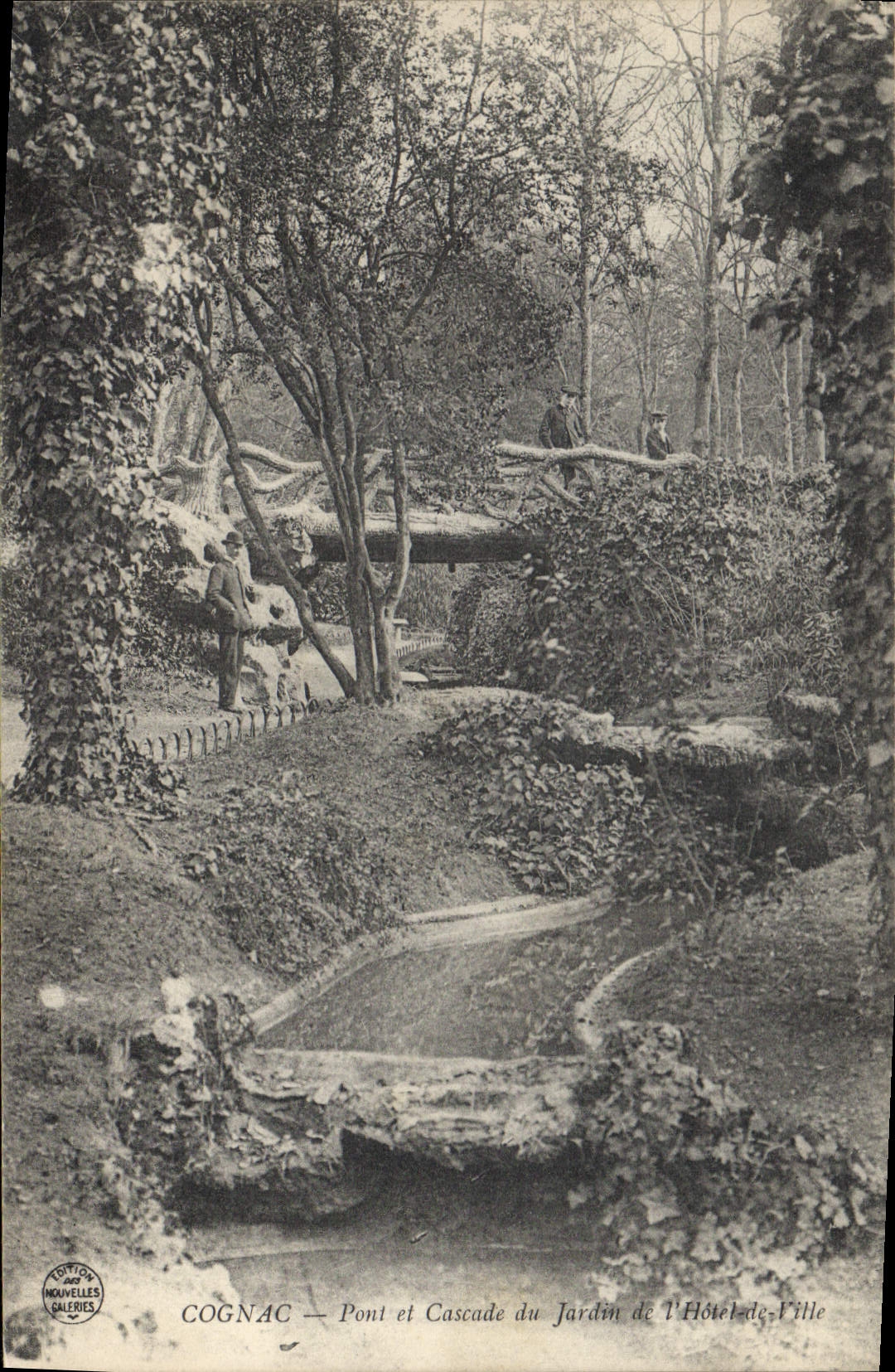 CPA Cognac Pont et Cascade du Jardin de 