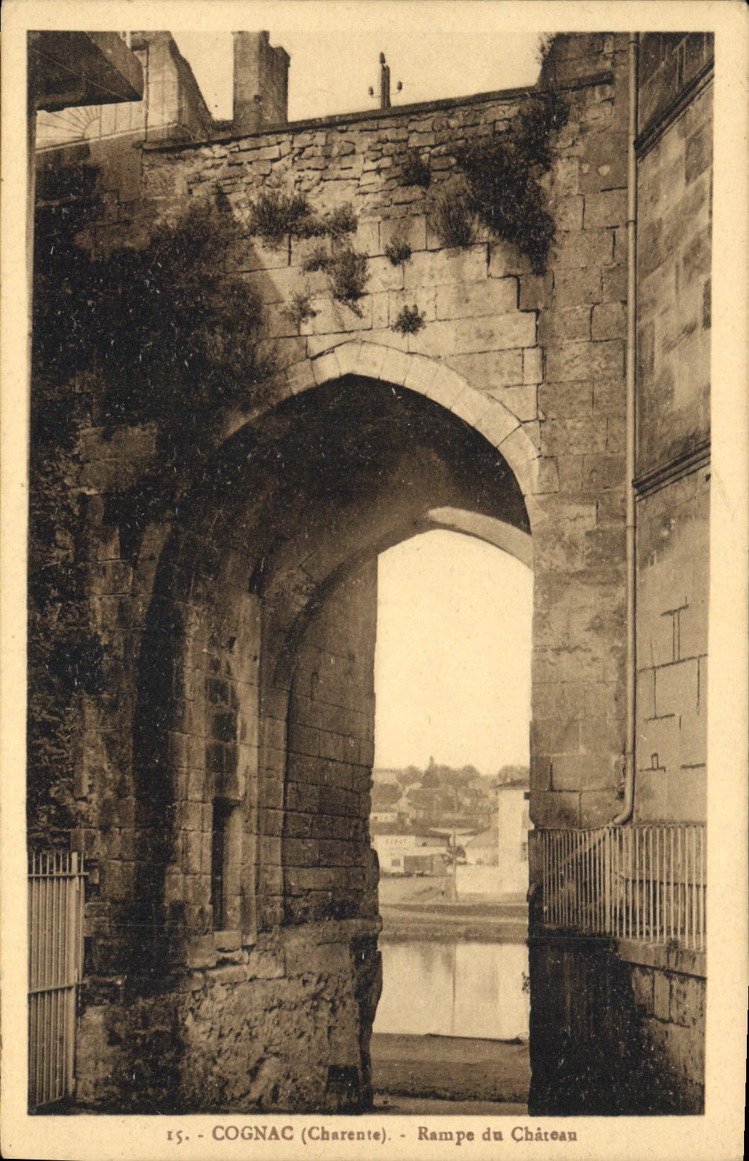 CPA Cognac Charente Rampe du Chateau 