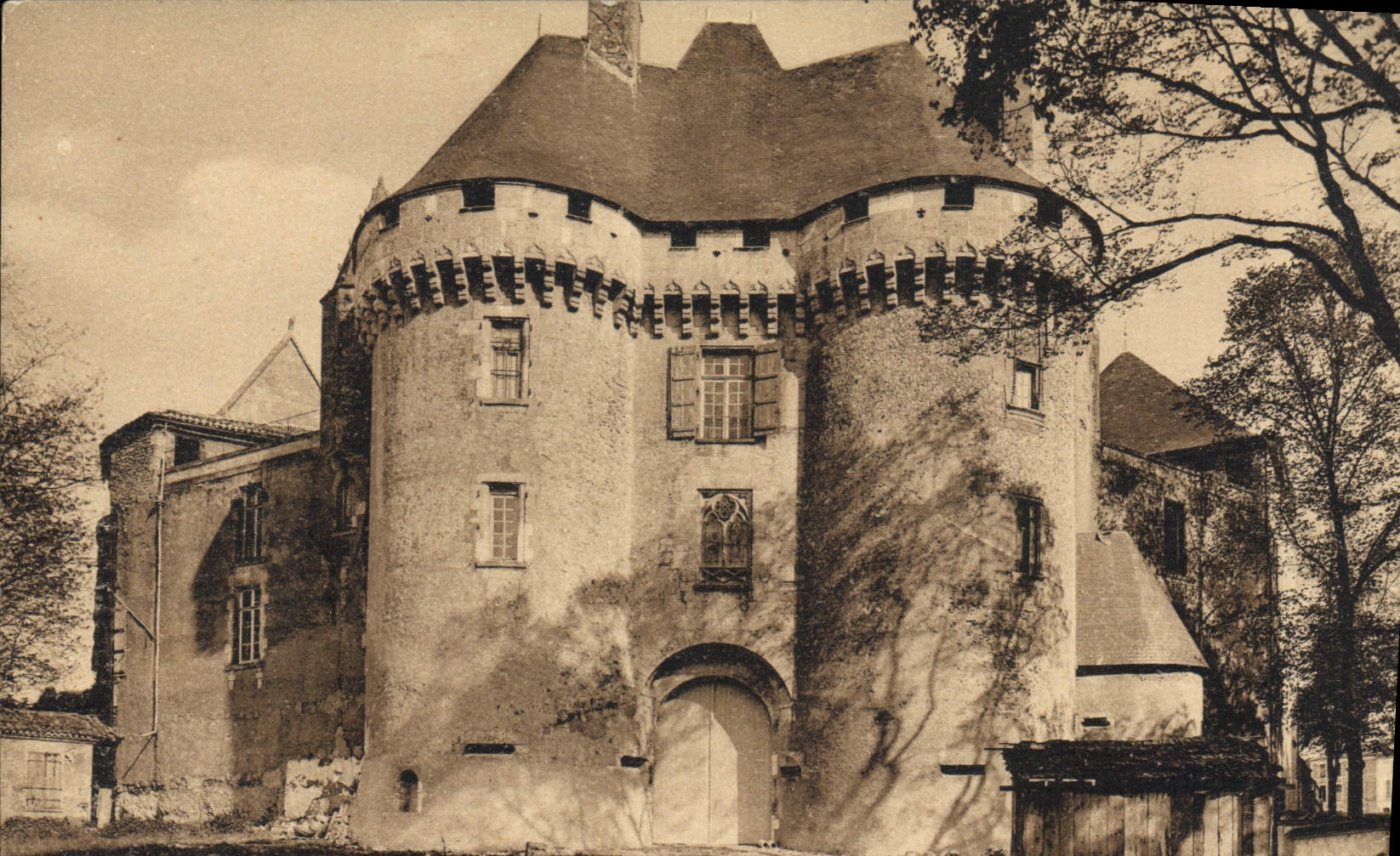 CPA Le Pays du Cognac Barbezieux Charente le Chateau XV siecle porte du Nord defendue par deux tours