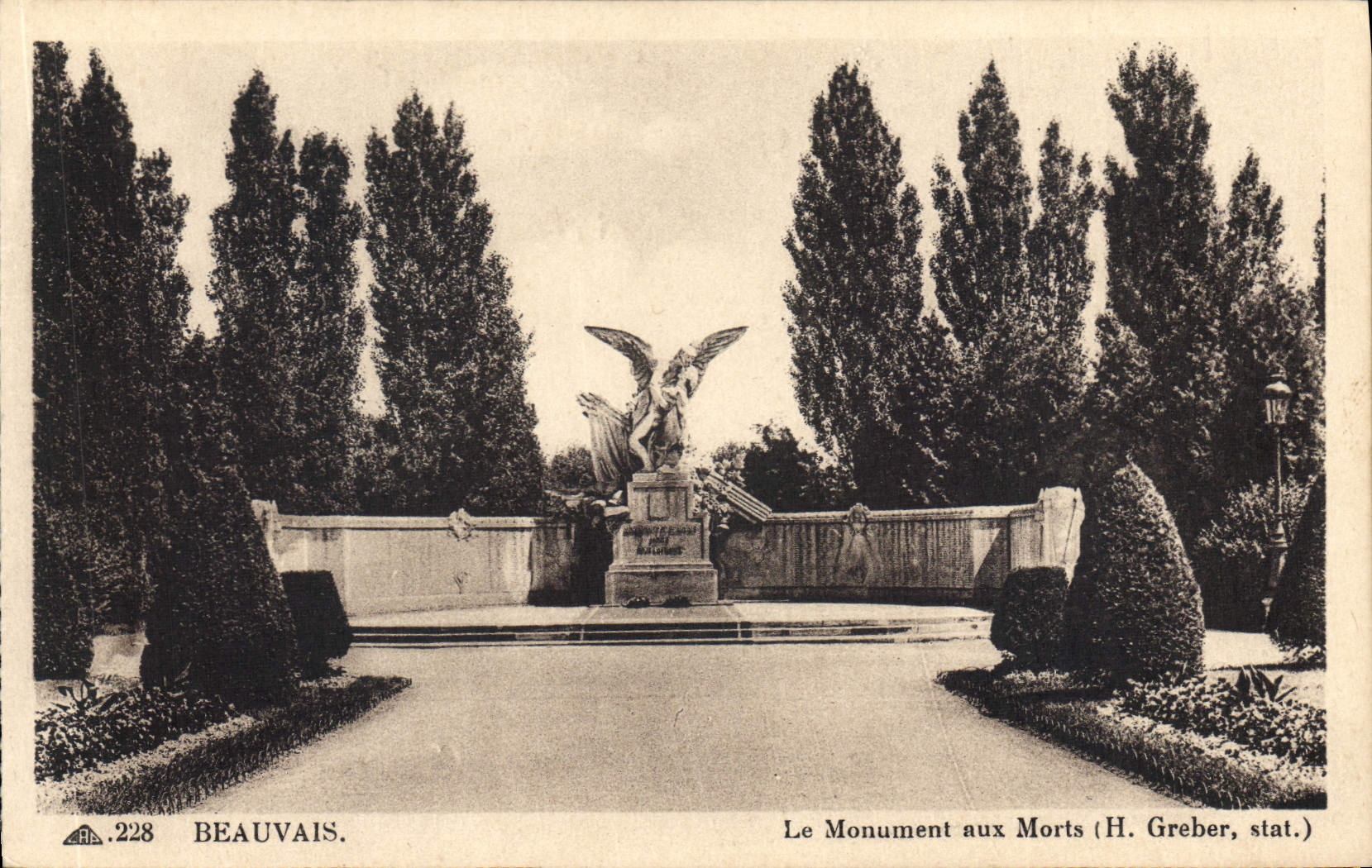 CPA Beauvais le Monument aux Morts 