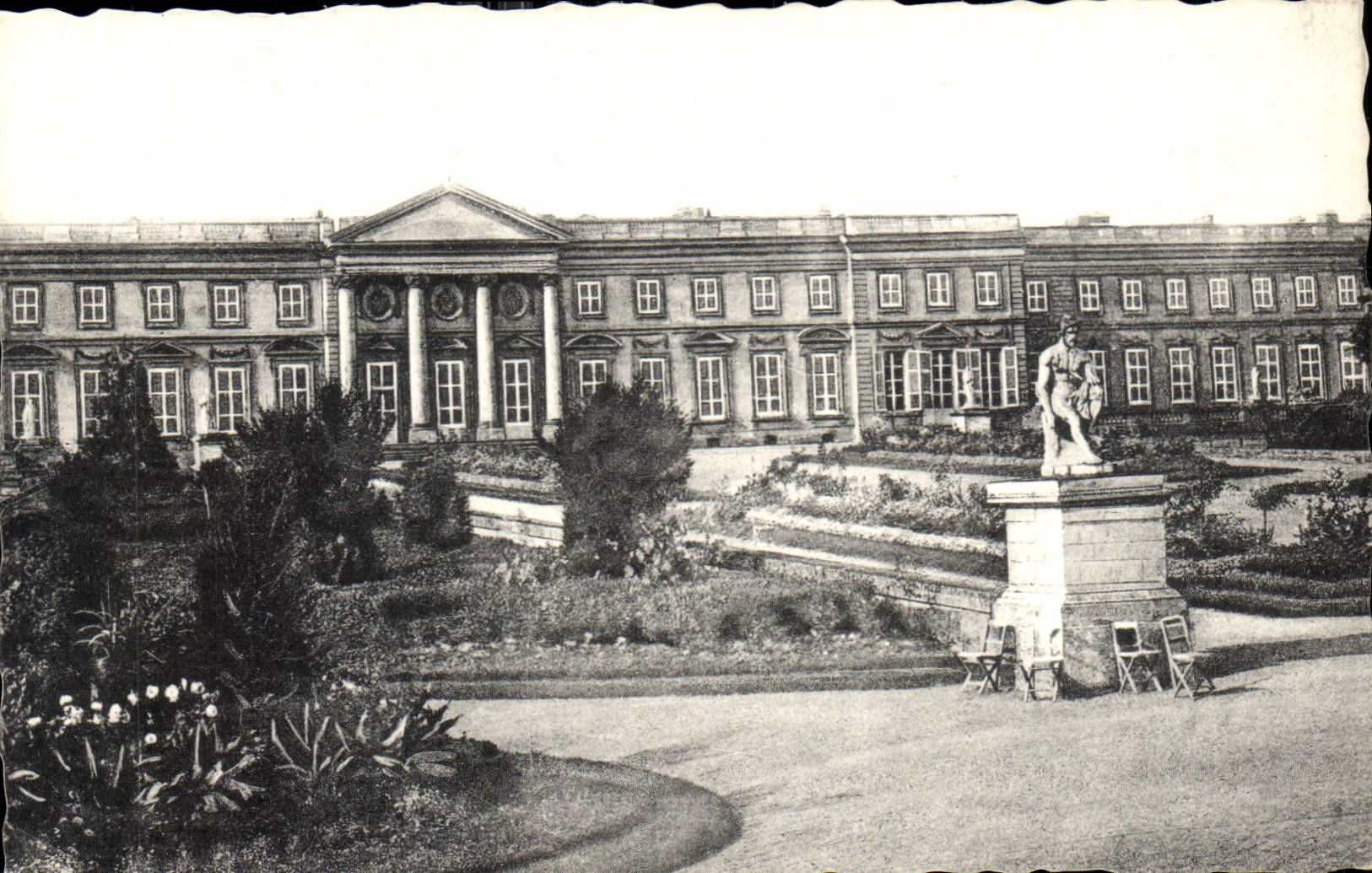CPA Compiegne Le Chateau la facade cote du Parc 