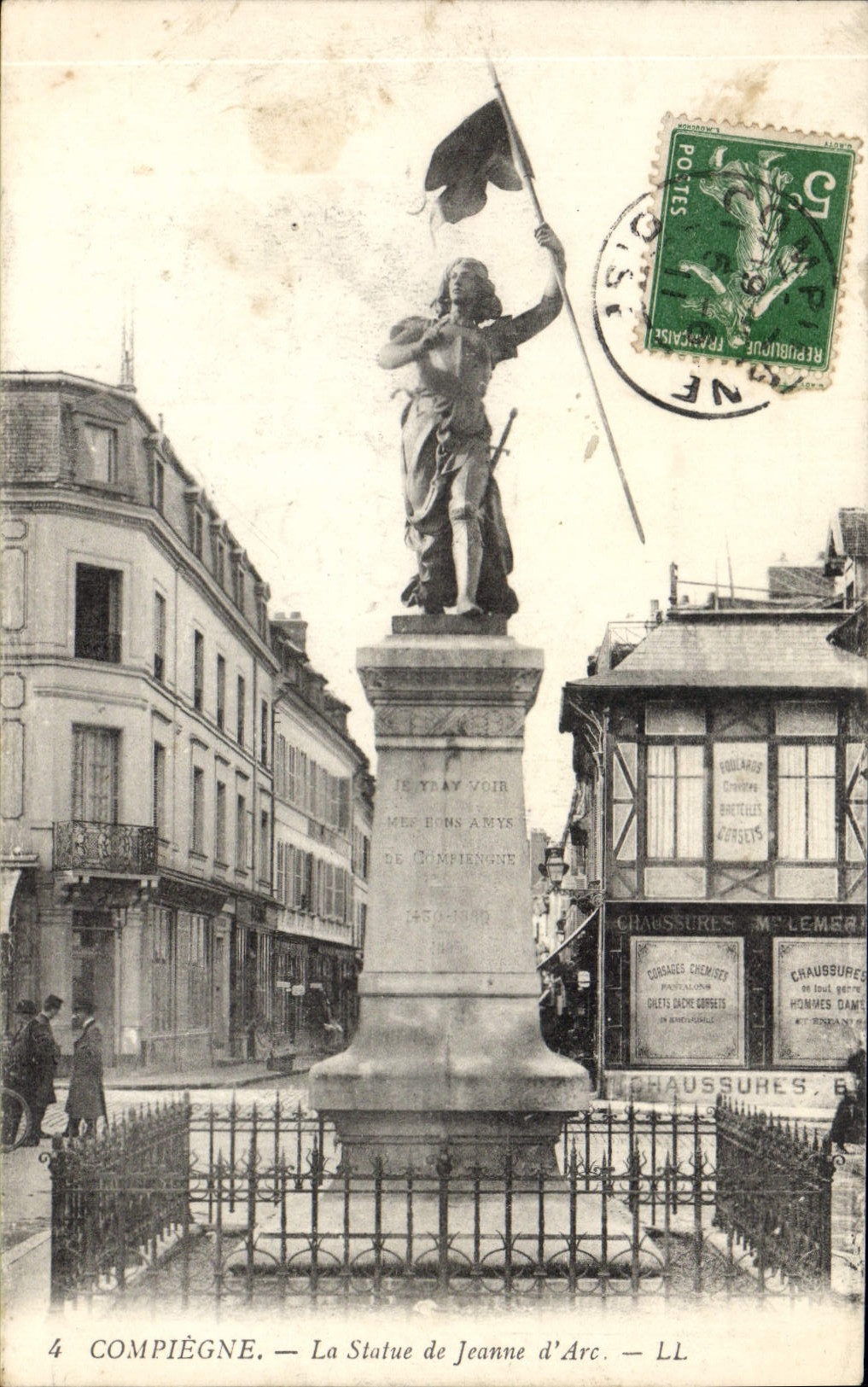CPA Compiegne la statue de Jeanne d'Arc