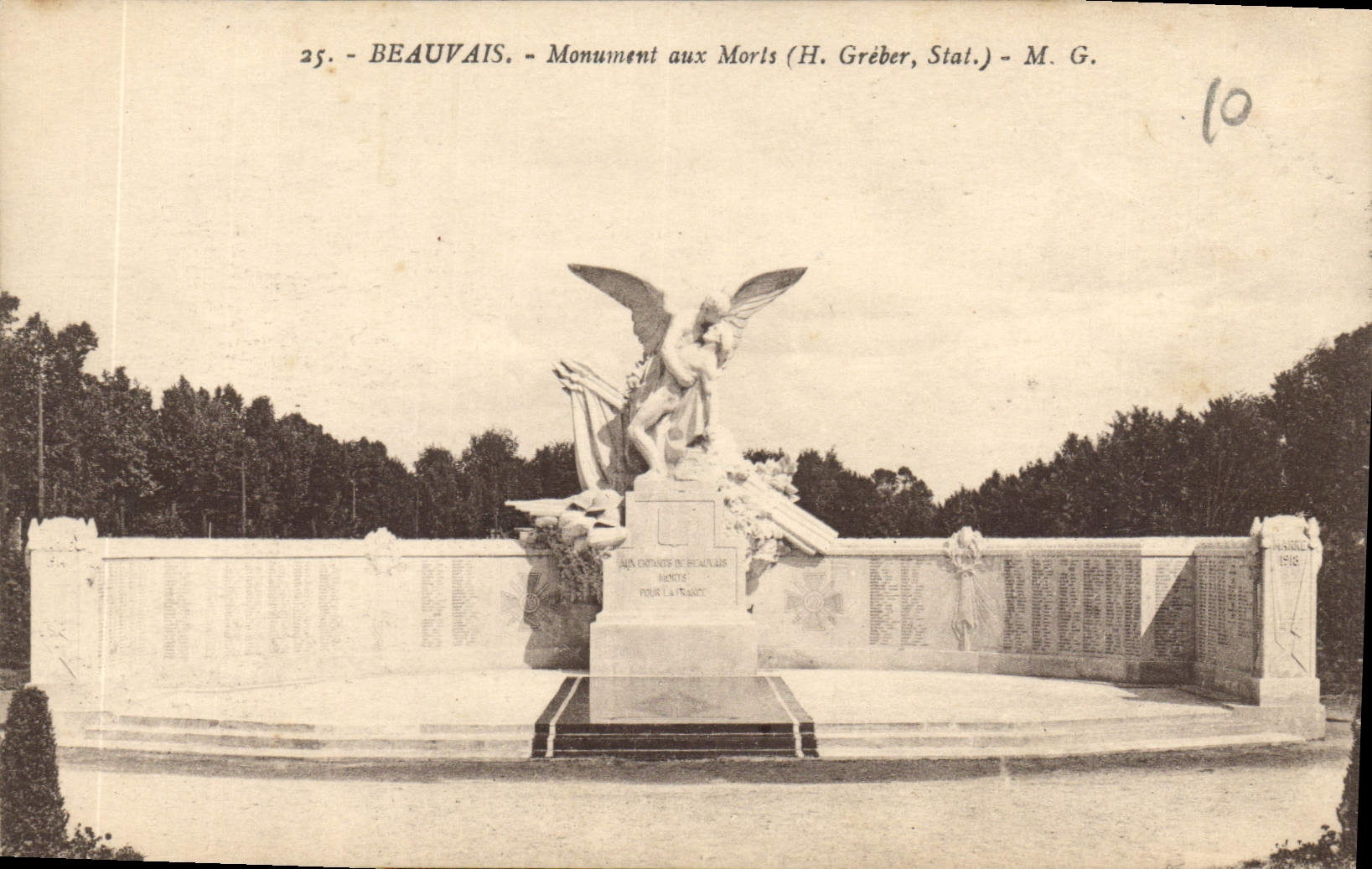 CPA Beauvais monument aux Morts 