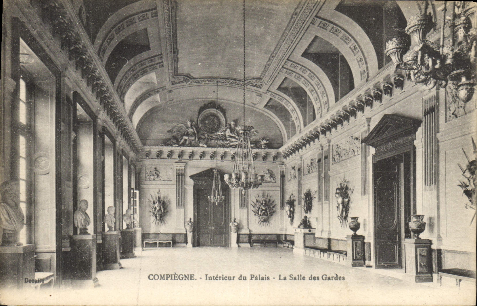 CPA Compiegne Interieur du Palais la Salle des Gardes 
