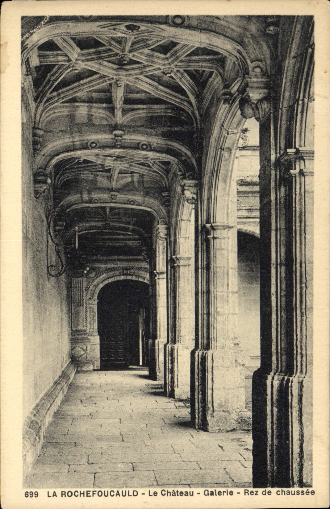 CPA La Rochefoucauld le Chateau Galerie Rez de chaussee 