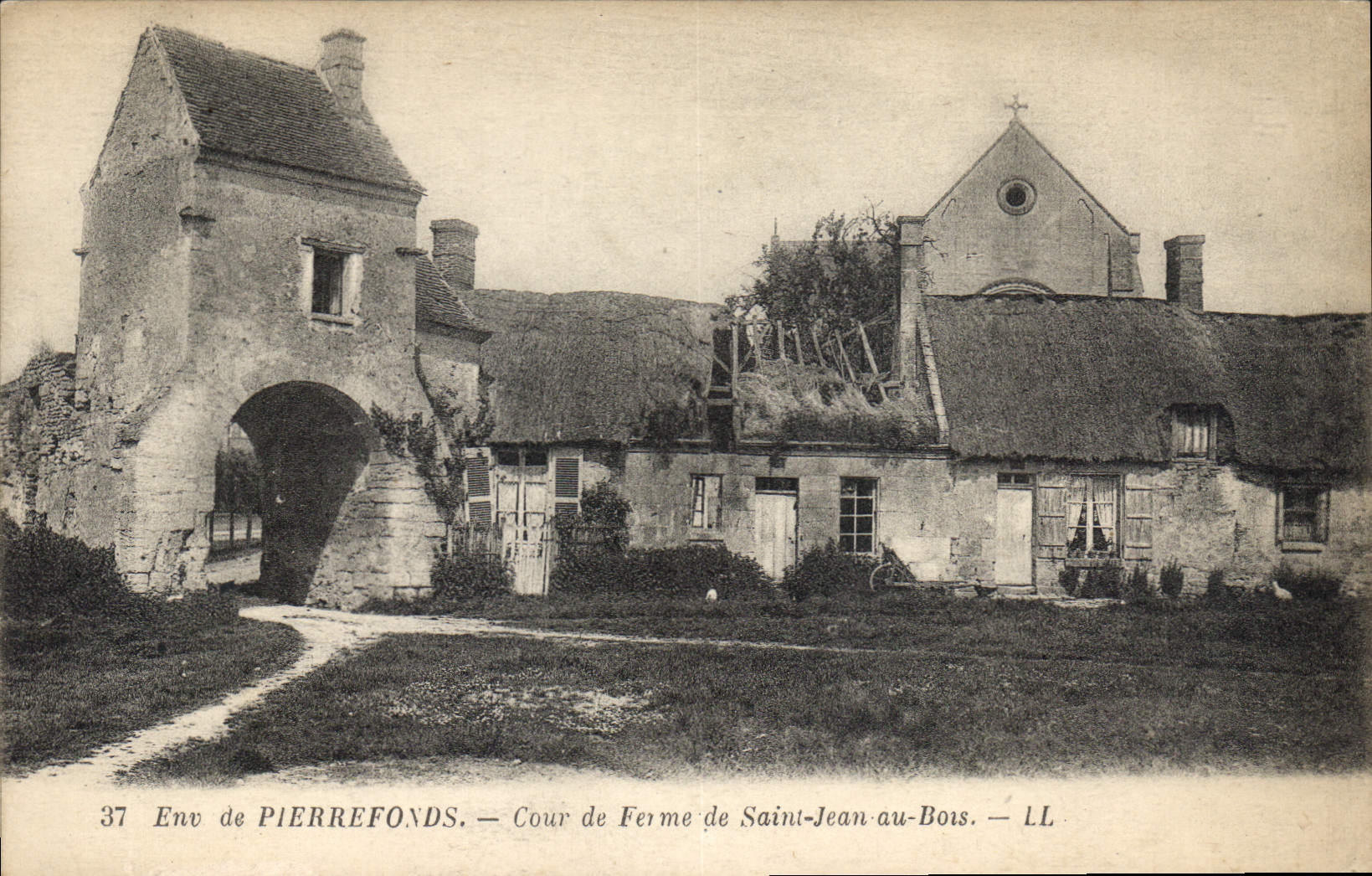 CPA Env de Pierrefonds Cour de Ferme de Saint Jean au Bois 