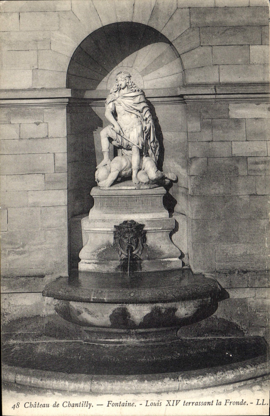 CPA Chateau de Chantilly Fontaine Louis XIV terrassant la Fronde