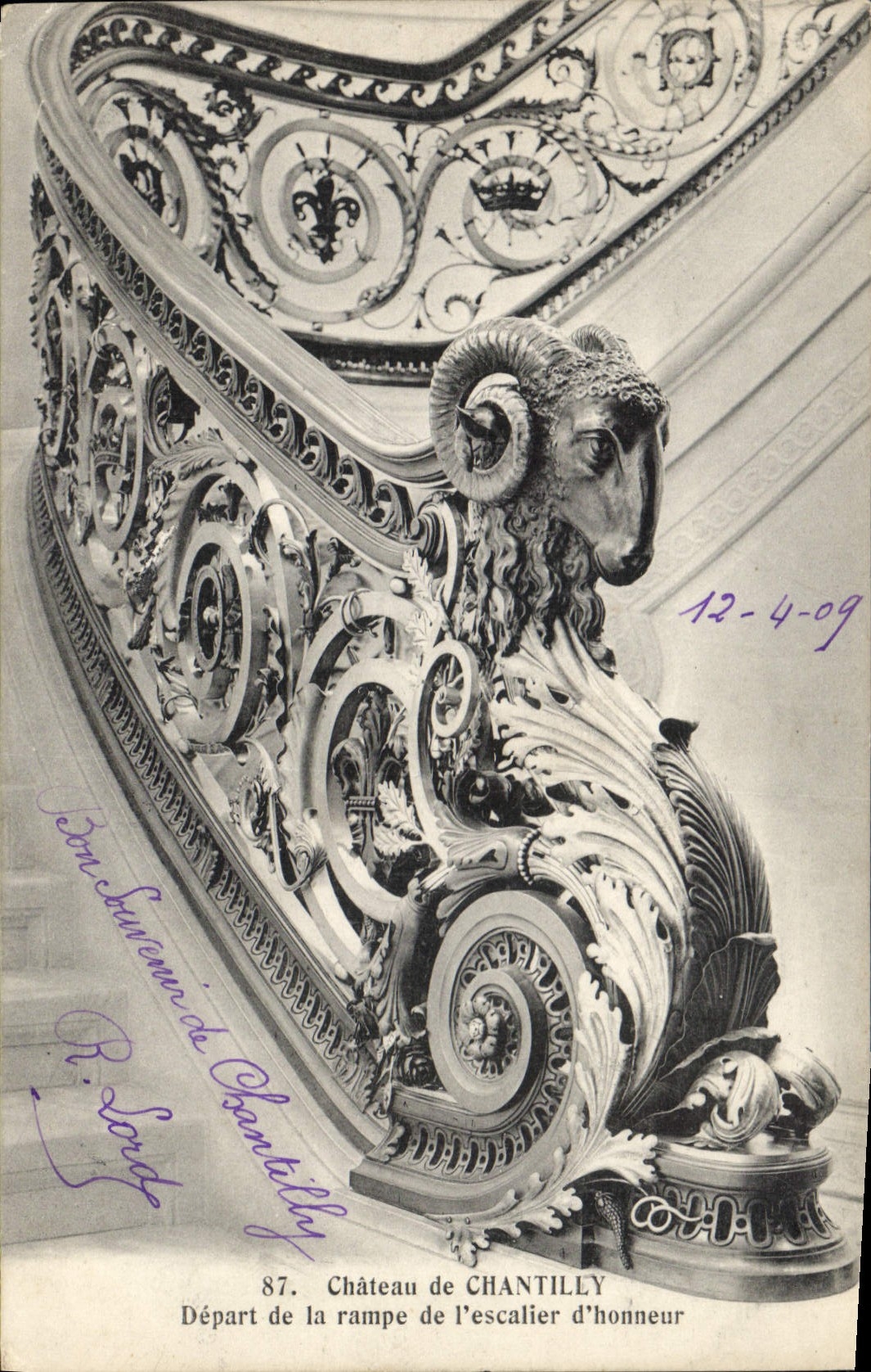 CPA Chateau de Chantilly Depart de la rampe de l'escalier d'honneur