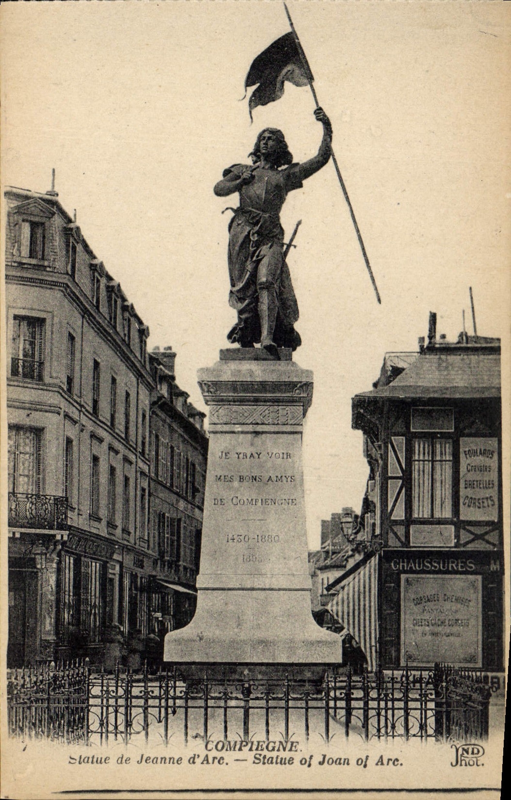 CPA Compiegne Statue de Jeanne d'Arc 