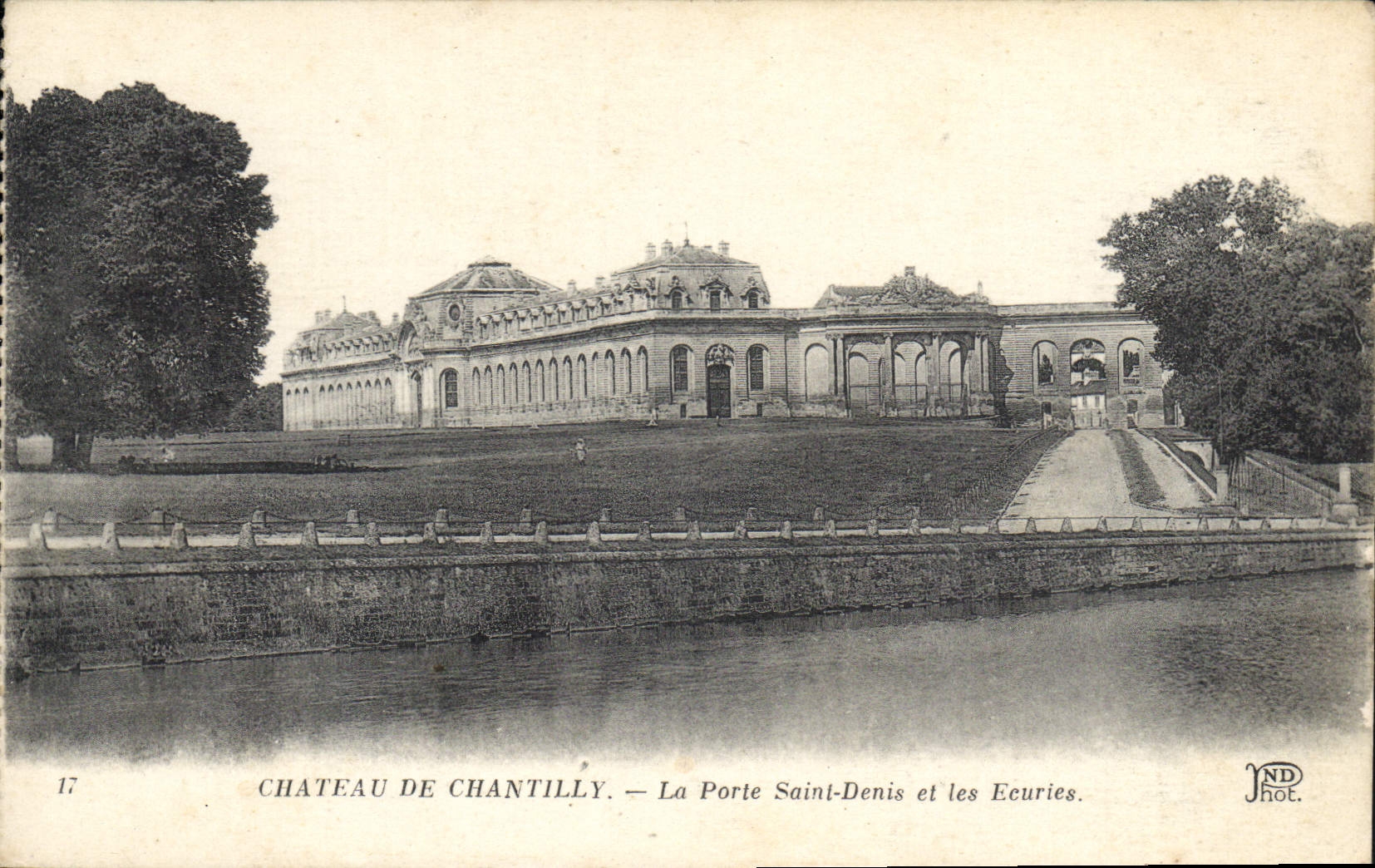 CPA Chateau de Chantilly la Porte Saint Denis et les Ecuries 