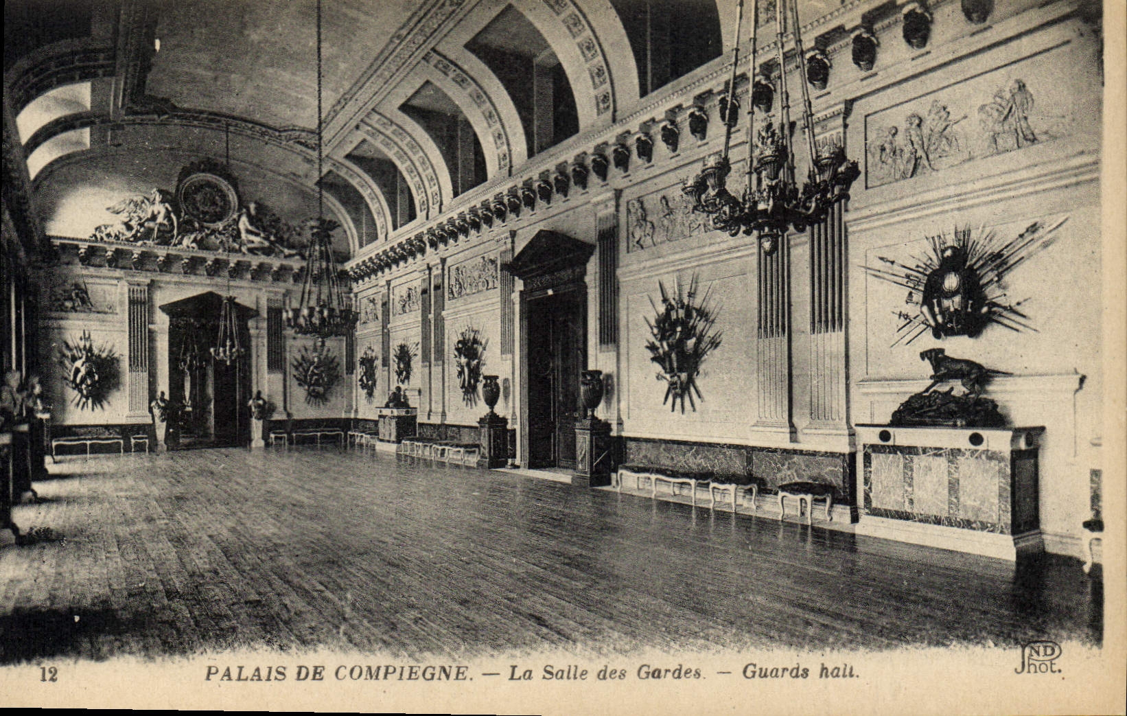 CPA Palais de Compiegne la Salle des Gardes 