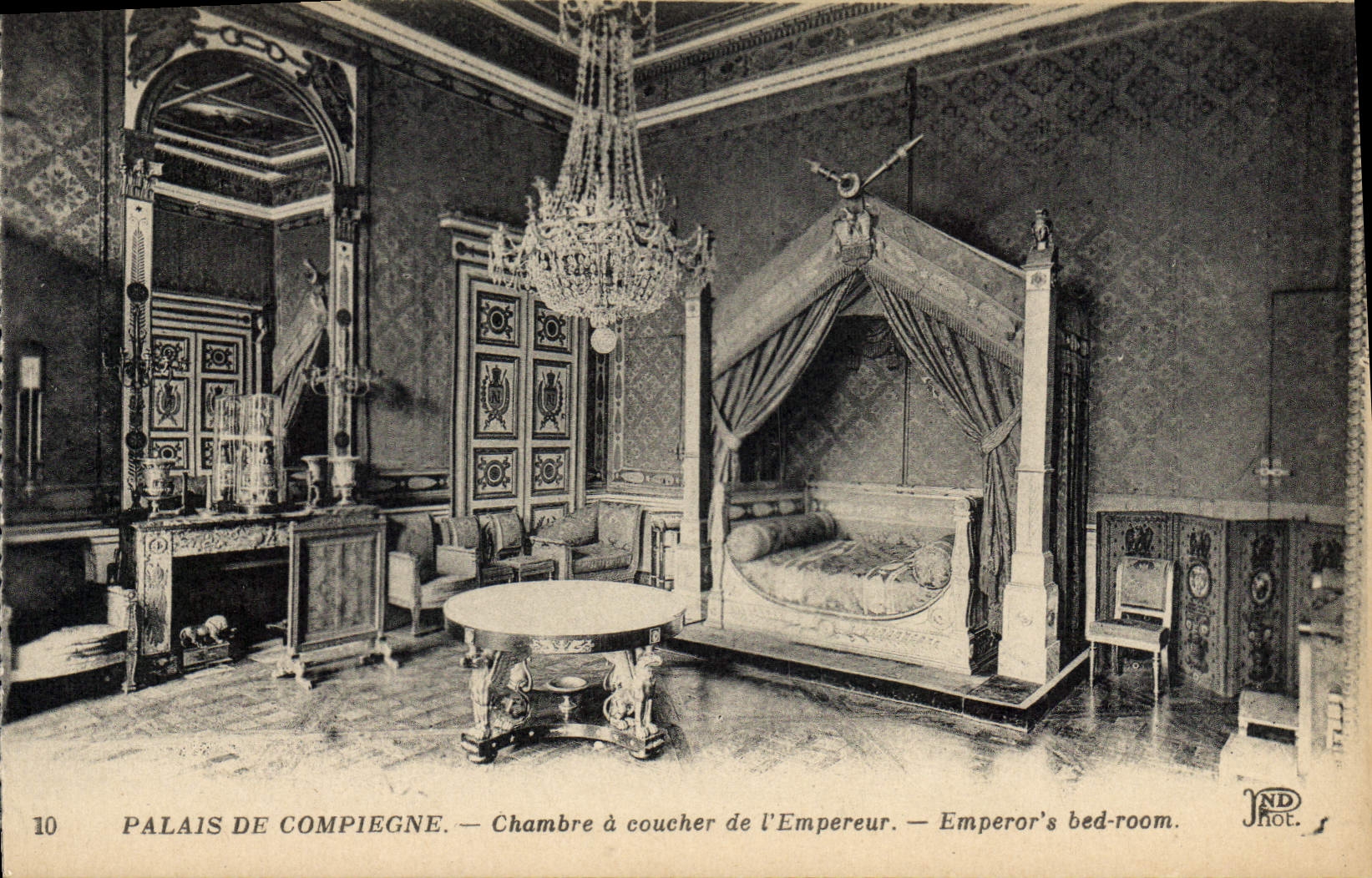 CPA Palais de Compiegne Chambre a coucher de l'Empereur 
