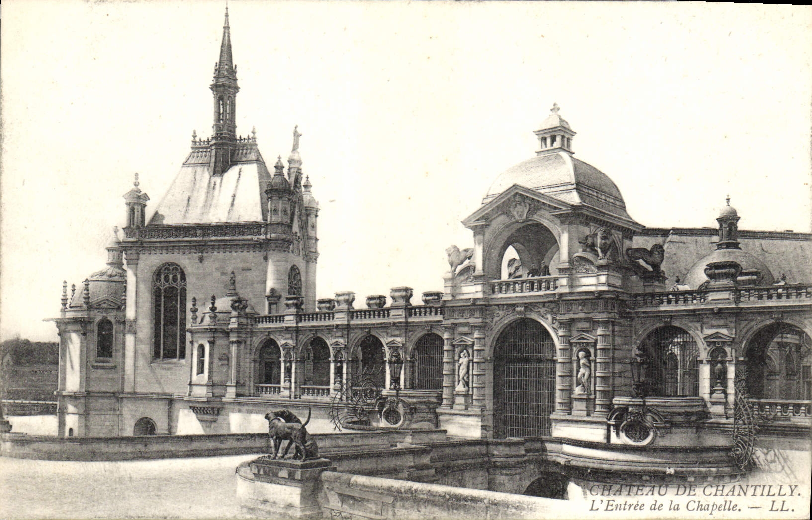CPA Chateau de Chantilly l'Entree de la Chapelle