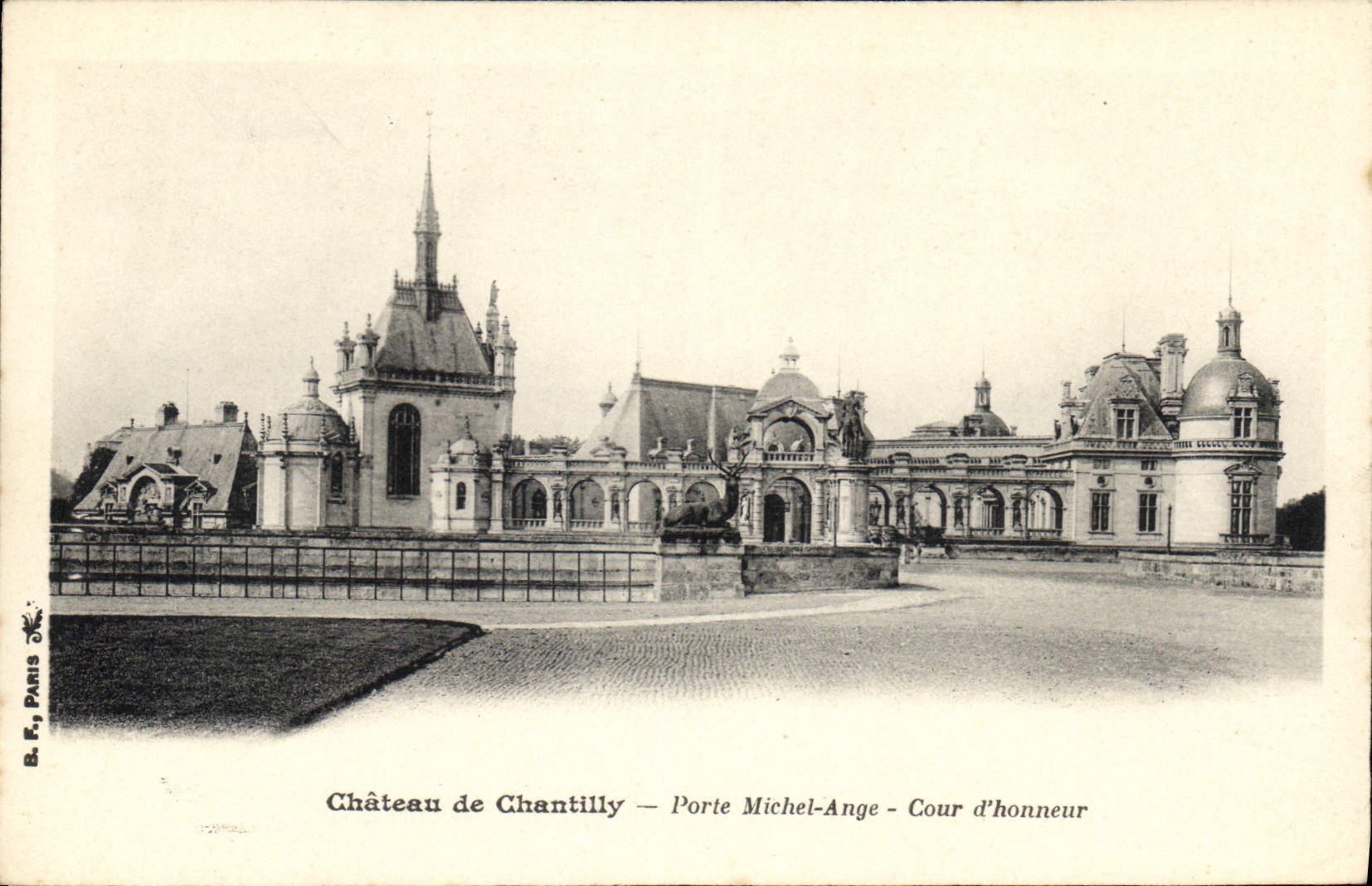 CPA Chateau de Chantilly Porte Michel Ange Cour d'honneur