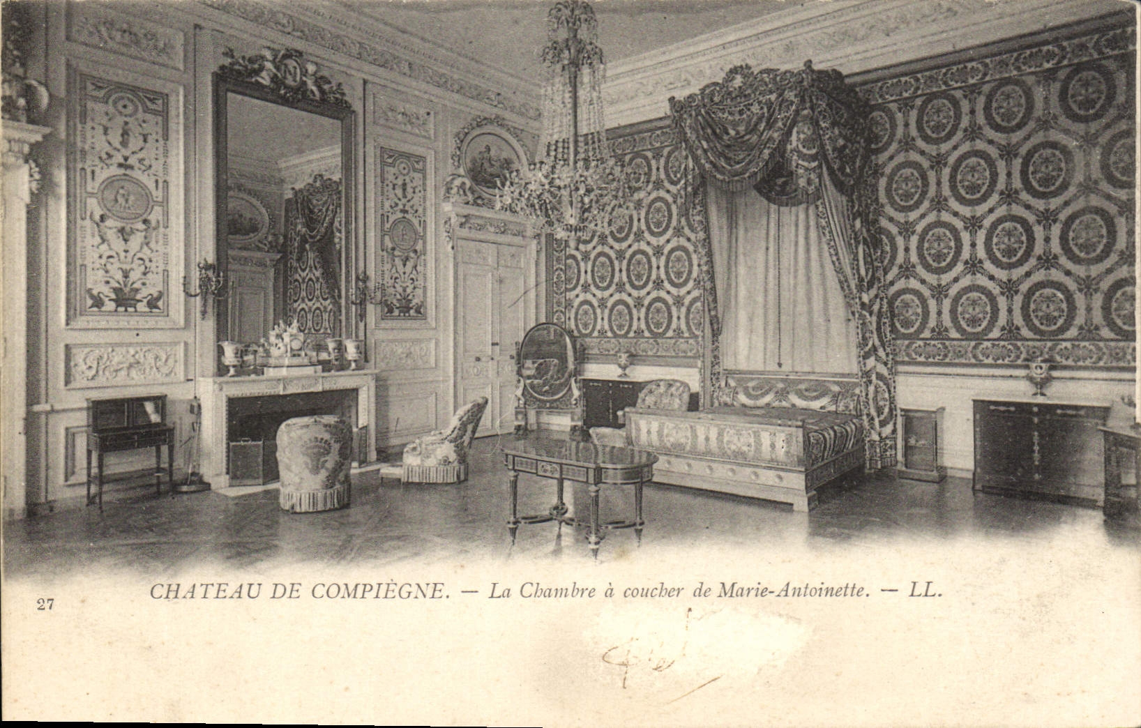 CPA Chateau de Compiegne la Chambre a coucher de Marie Antoinette 