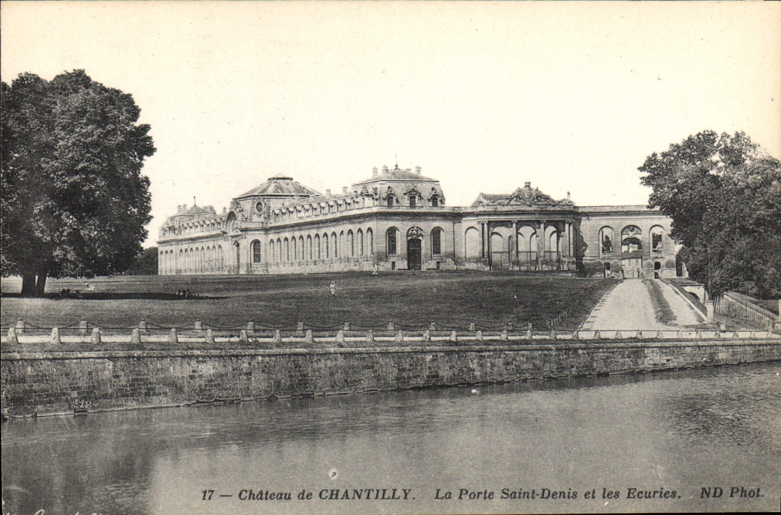 CPA Chateau de Chantilly la Porte Saint Denis et les Ecuries